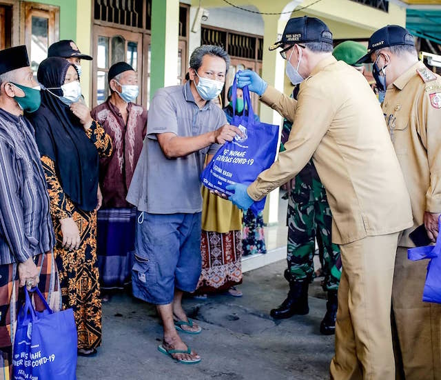 Wabup Jember Monitor Langsung Pembagian Bansos ke Warga Terdampak Covid-19